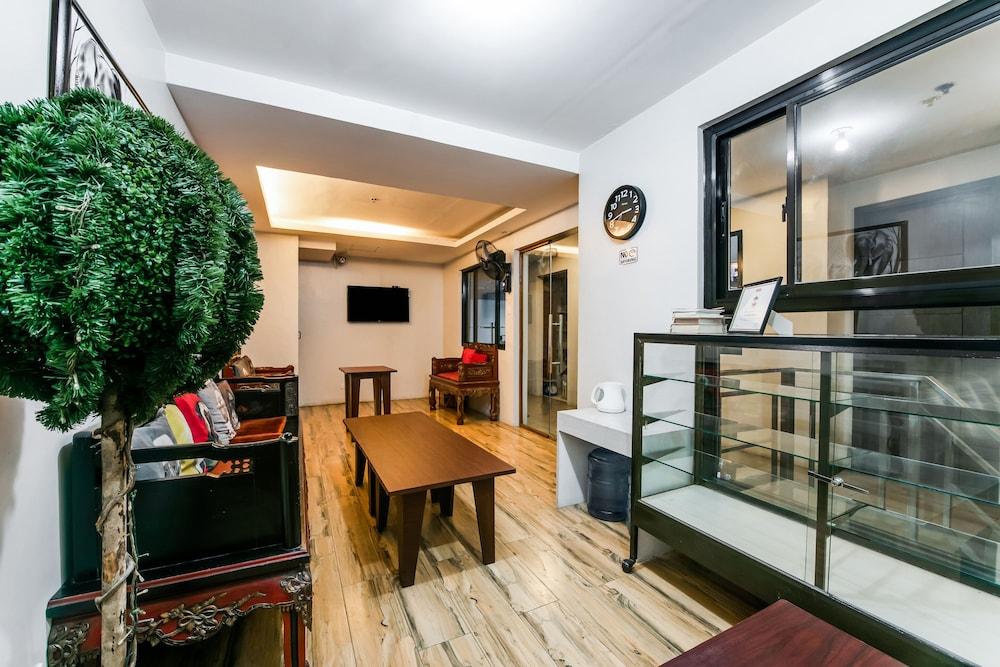 Oyo 136 Regal Residences Кесон-Сіті Екстер'єр фото