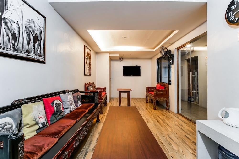 Oyo 136 Regal Residences Кесон-Сіті Екстер'єр фото
